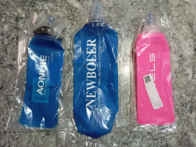 Kit 4 garrafas de água de silicone.