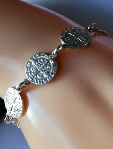 pulseira de prata com medalhas de apelo religioso