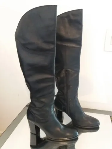 BOTA CORELLO DE CANO LONGO PRETA. LINDÍSSIMA.