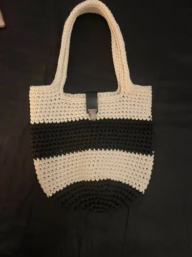 Bolsa de ombro em crochê - Preta e Branca