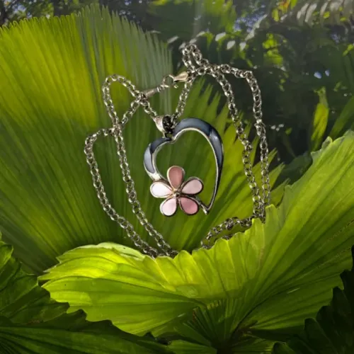 Colar de Prata Polida Elo Português Com Pingente em Formato de Coração Estilizado Com Flor