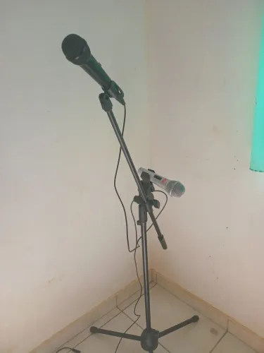 Vendo caixa de som Philips 1300 mas 2 microfones mas um pedestal por apenas 750,00