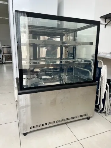 Vitrine Expositora Refrigerada Venâncio Prime | 220v | ar forçado | 1,0m larg.
