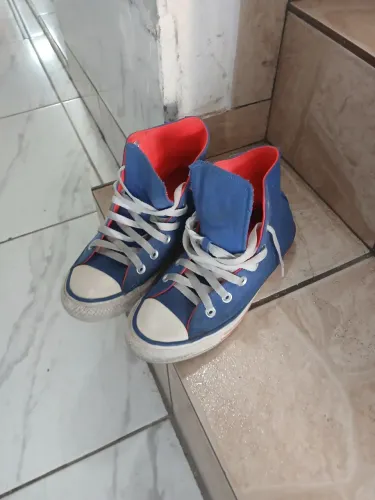 All Star Cano Alto Azul e Vermelho (as manchas de sujeira serão limpas antes de enviar)