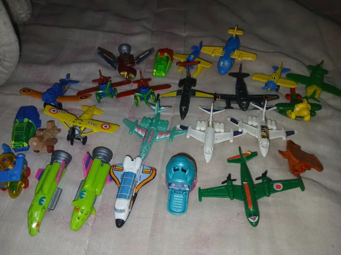 Lote aviões, barcos e naves kinder ovo
