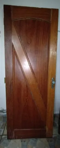 Porta de madeira maciça 