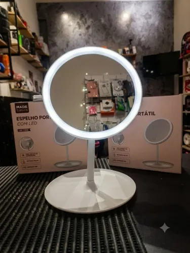 Espelho portátil recarregável com Led na borda