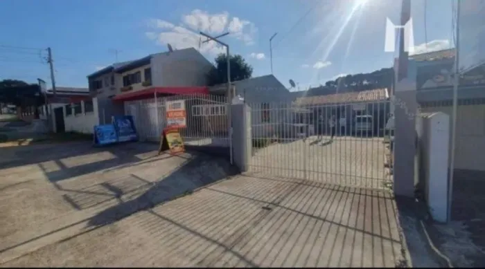 Casa com ponto comercial localizado em campo largo 