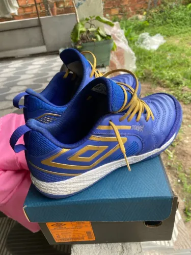 TÊNIS DE FUTSAL UMBRO PRO 5 BUMP AZUL COM DOURADO TAM 40