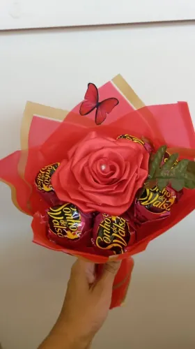 Rosa eterna com bombons