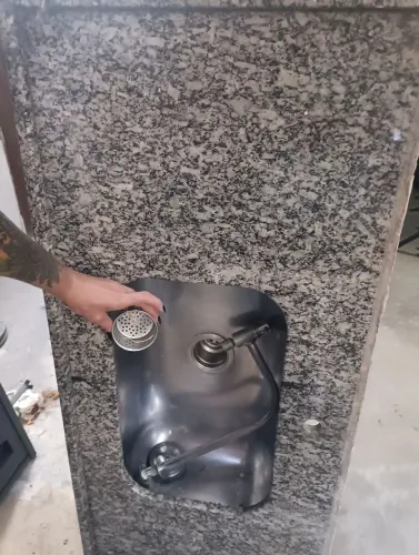 Vende se uma pia completa com sifão,bojo de inox e torneira e com a testetera .