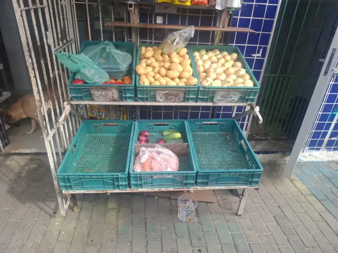Bancada de ferro para frutas e verduras ( ja vai com as galeias )