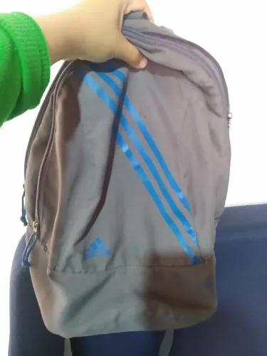 Mochila Adidas usada em bom estado