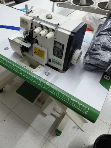 Vende se maquina overlock extra
