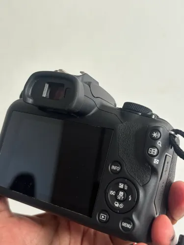 Câmera Canon R100