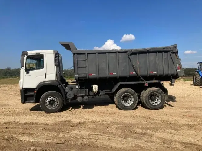 Vw 31320 caçamba 6x4 ano 2011