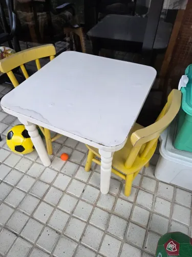 Mesinha infantil +2 cadeiras