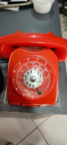 Telefone vermelho fixo antigo Ericsson