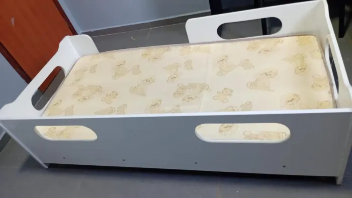Cama infantil com colchão.