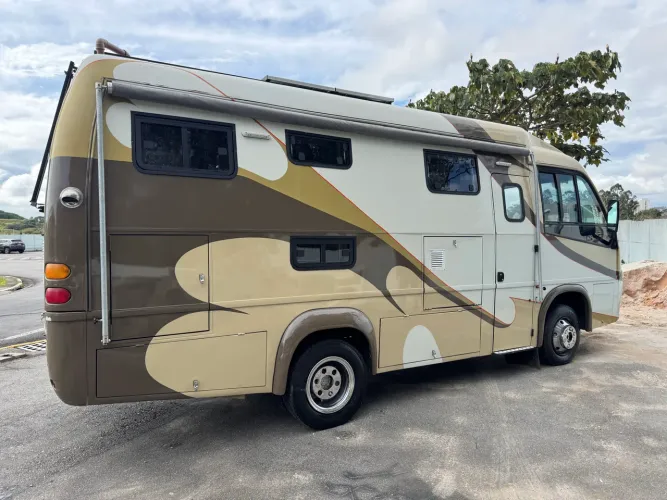 Motorhome com beliche e teto alto
