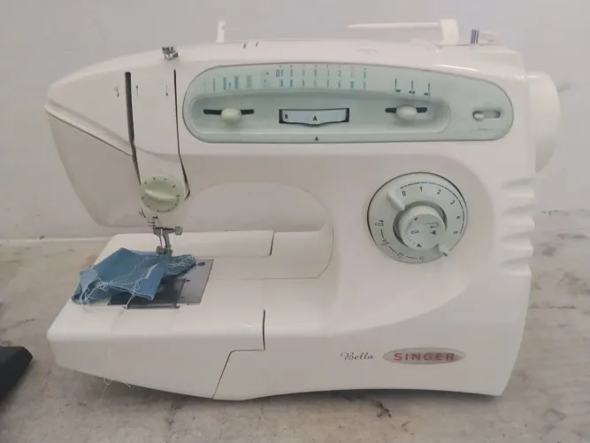 Máquina de Costura Singer Bella
