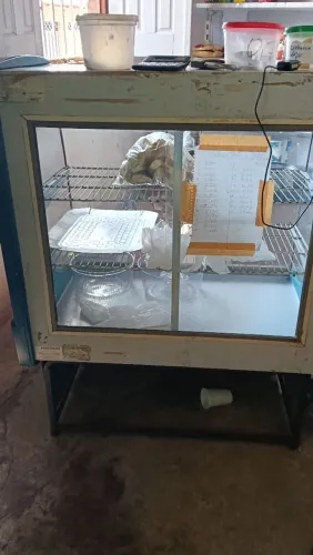 Vendo um balcão de bolos e pães bem conservado