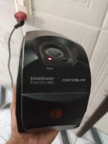 estabilizador automático de tensão Eternity, modelo M-995E da Force Line.