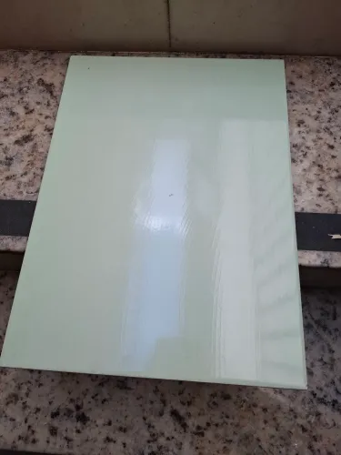 Porcelanato verde com design de ondas