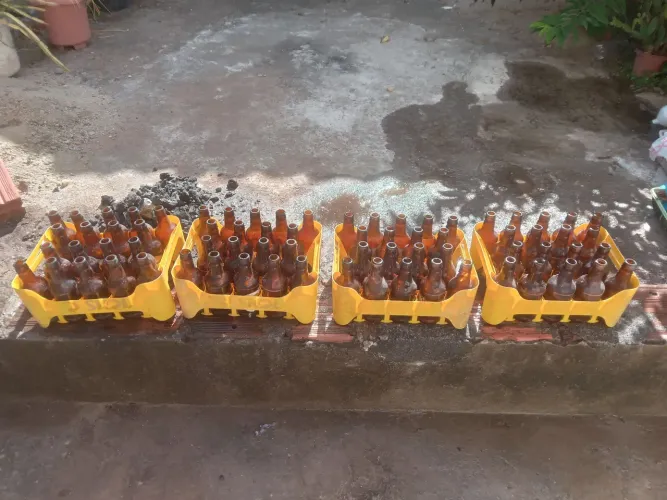 04 caixas com vasilhames