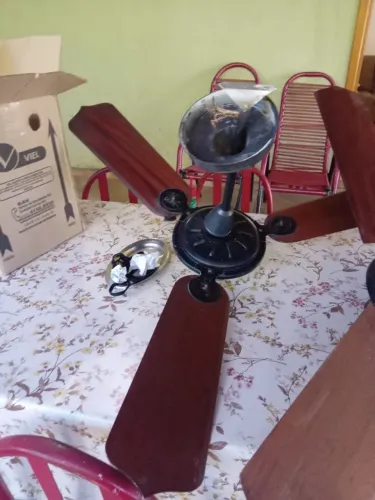 Ventilador de teto de três velocidades em ótimo estado