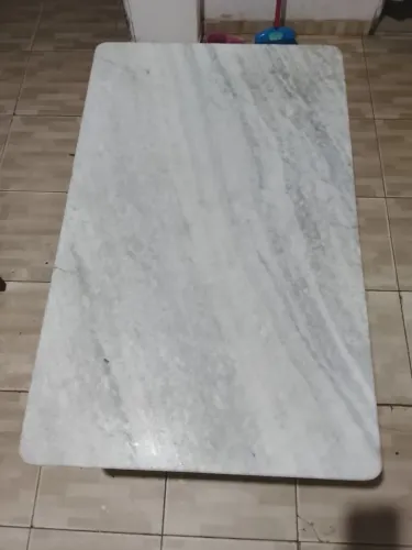 Mesa de mármore branco em perfeito estado só as pernas que precisa ajeitar mais está ótima