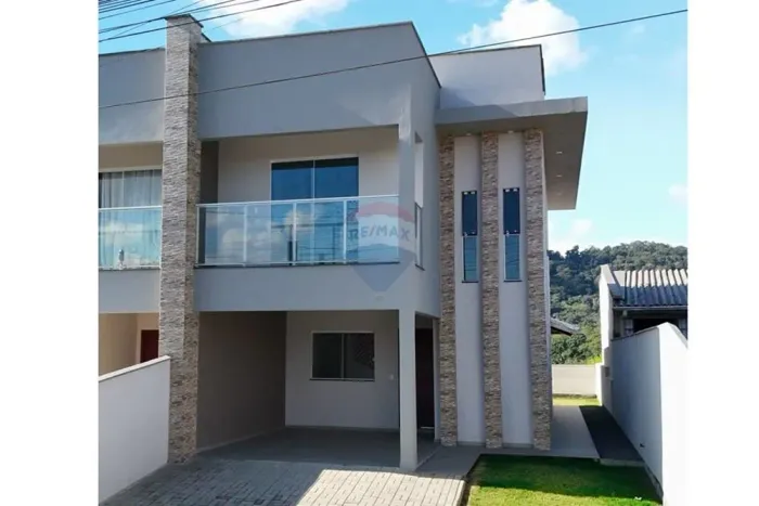 "Seu Sobrado dos Sonhos em Rua Tranquila de Indaial"