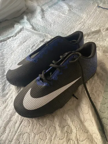 Chuteira Nike azul 