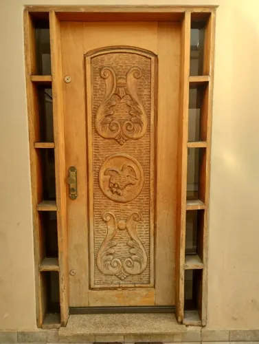 PORTA EM MADEIRA MACIÇA ESCULPIDA GAVIÃO