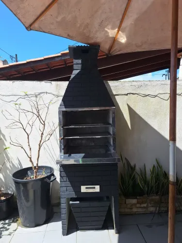 Churrasqueira grande com lixeira e balcão 