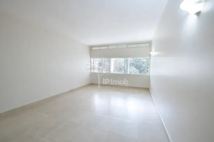 SQS 108  Apartamento de 2 Quartos + DCE | Vista para Área Verde | Meio de quadra