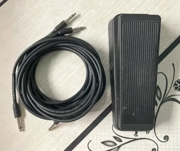 Kit Cry baby Jim Dunlop + 2 cabos 5m santo angelo