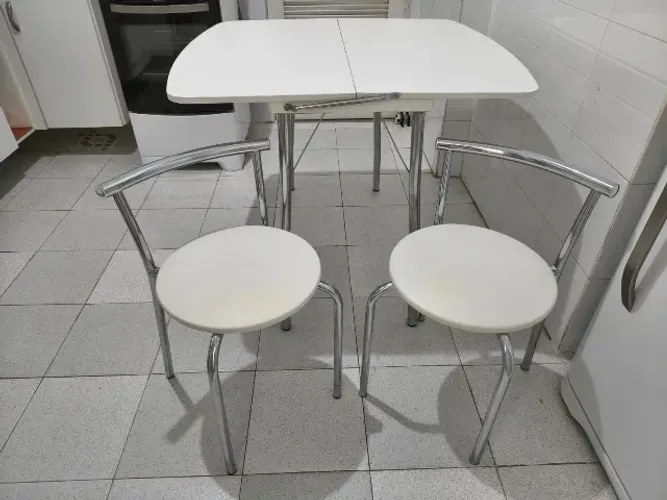 Mesa Multiuso Dobrável Branca com duas cadeiras - Carraro Móveis