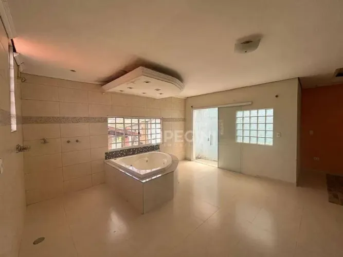 Casa com 4 quartos para venda, no Centro em Rio Claro.