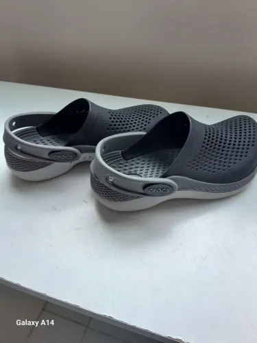 Crocs infantil + sandália infantil