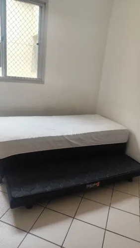 Cama solteiro com colchão auxiliar usada