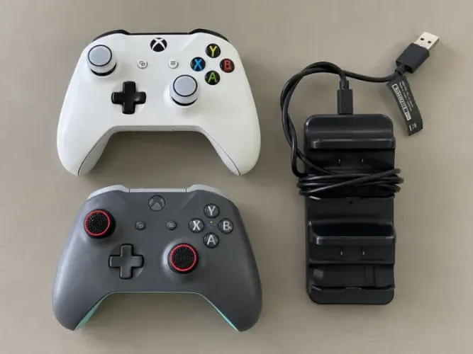 2 Controles Originais Xbox One + Baterias Recarregáveis + Base Carregadora