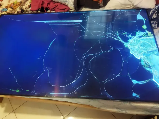 Tv qled 65 polegadas tcl tela trincada venda pra retirada de peças 