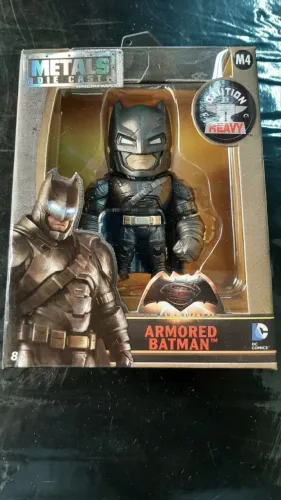 colecionável Metals Die Cast do Batman Armored (M4) da Jada Toys