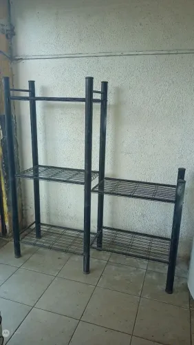 Estante tubular preta