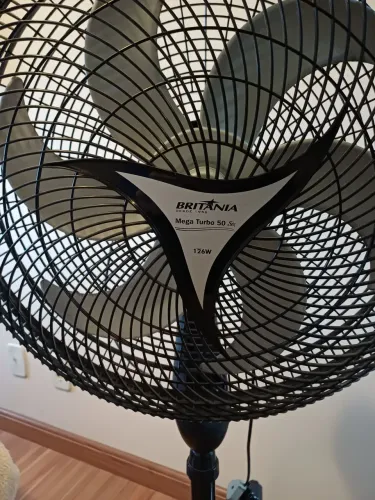 Vendo ventilador de chão, 110v. Funcionando perfeitamente. (Estou me mudando )