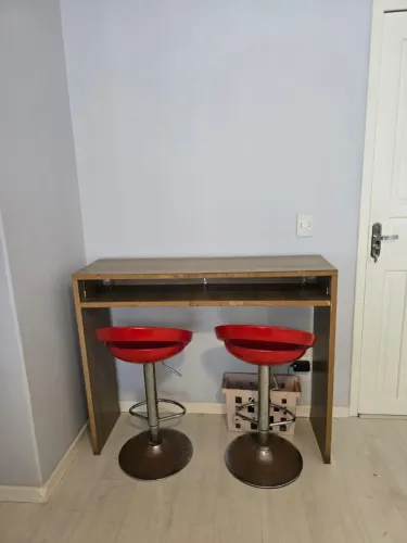 Bancada cozinha com duas banquetas vermelhas