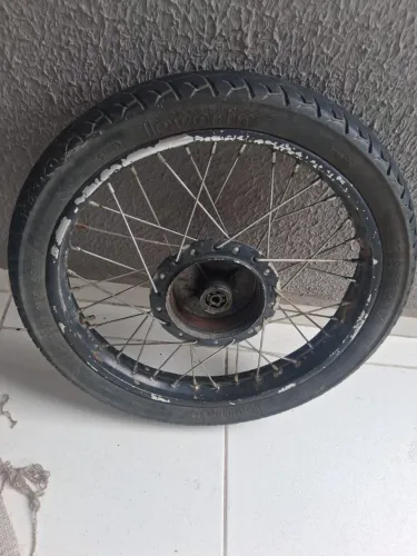 Roda dianteira com pneu e câmera 