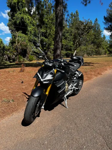 Ducati Streetfighter V4 S 2022 | 2.600 km | Preta | Revisões na Ducati | Estado de Zero