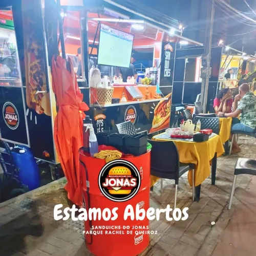 VAGAS PARA AUXILIAR DE COZINHA E ATENDENTE